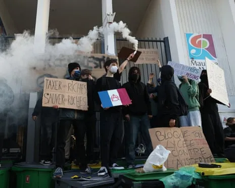 New France's PM Under Intense Pressure as Countrywide Strikes Paralyze Education and Transportation